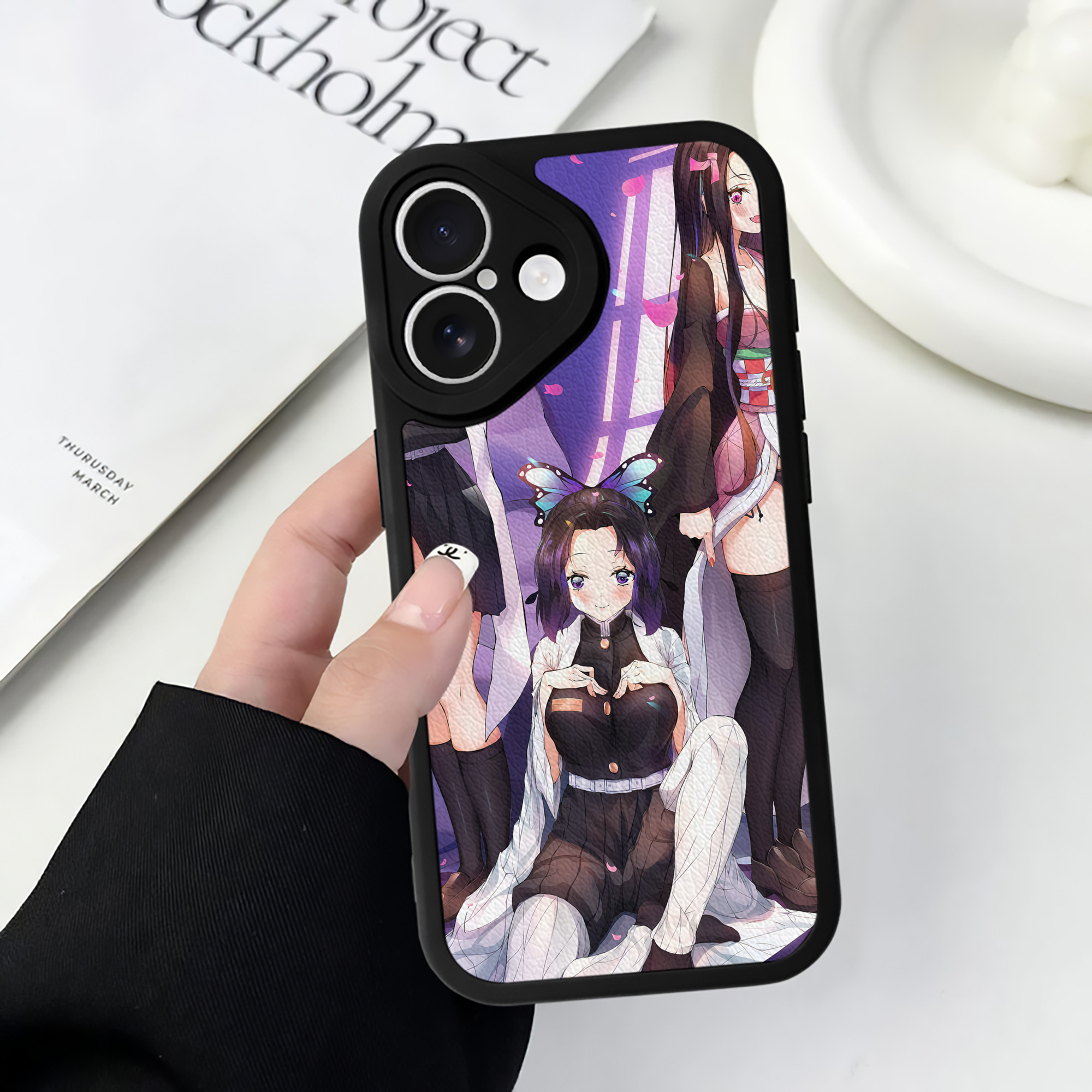 （画像用） 鬼滅の刃（きめつのやいば）竈門 禰󠄀豆子／かまど ねずこ Kamado Nezuko 【iPhone 16シリーズ対応】シリコンスマホケース（レザー調） 材質：シリコン